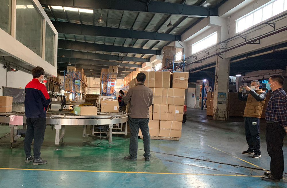 1月29日廣州經濟開發區工信局領導到廣州華大現場視察指揮工作