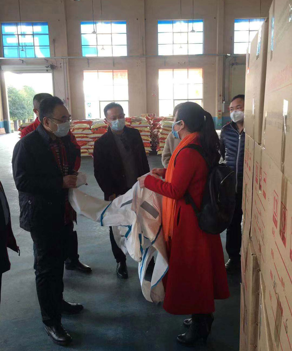 湖南省藥檢局局長及湘潭市藥監局局長一行來湖南華大了解口罩、防護服滅菌細節